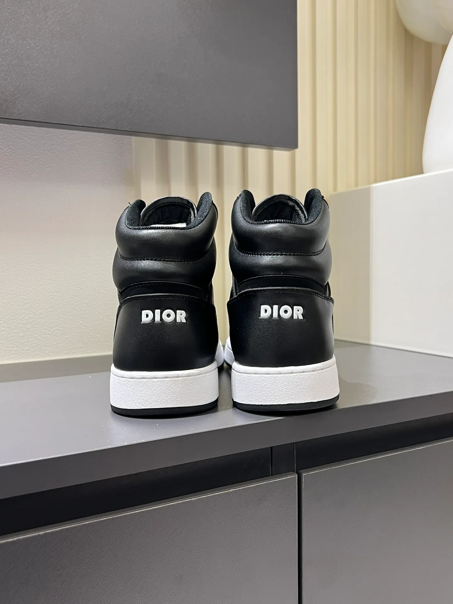 Men's shoes 💰p460 "Dio*" mid-top B27 casual sneakers. This B27 high-top sneaker is a new product in the series and continues Di*r's classic style. Crafted from gray and white smooth calf leather with beige and black Oblique print panels on the sides. The "CD Icon" shaped shoelace eyelets are clever and delicate, and the two-color rubber sole, rear collar and heel are all equipped with the brand's iconic details to enhance the style. Oblique printed straps at the ankle allow for an adjustable fit to complement the overall design. Fashionable and versatile, it can complement any look. Create an exquisite design with unique dynamic vitality and modern atmosphere, presented in low-top and high-top styles. This new must-have shoe adds a new dimension to Dior's archive heritage, embodying modern elegance. Purchase the original version and make it 1:1. If you need top quality, please come to me! Male 38-44!